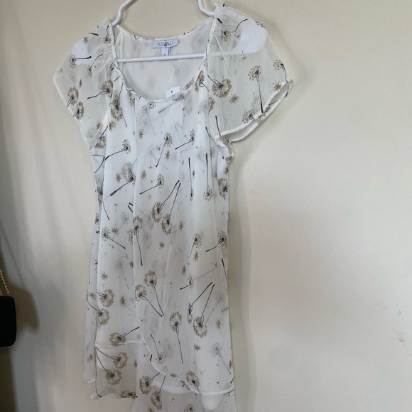 Dressbarn Women’s white  formal Floral sheer Blouse with flutter sleeves NWT - Picture 2 of 8